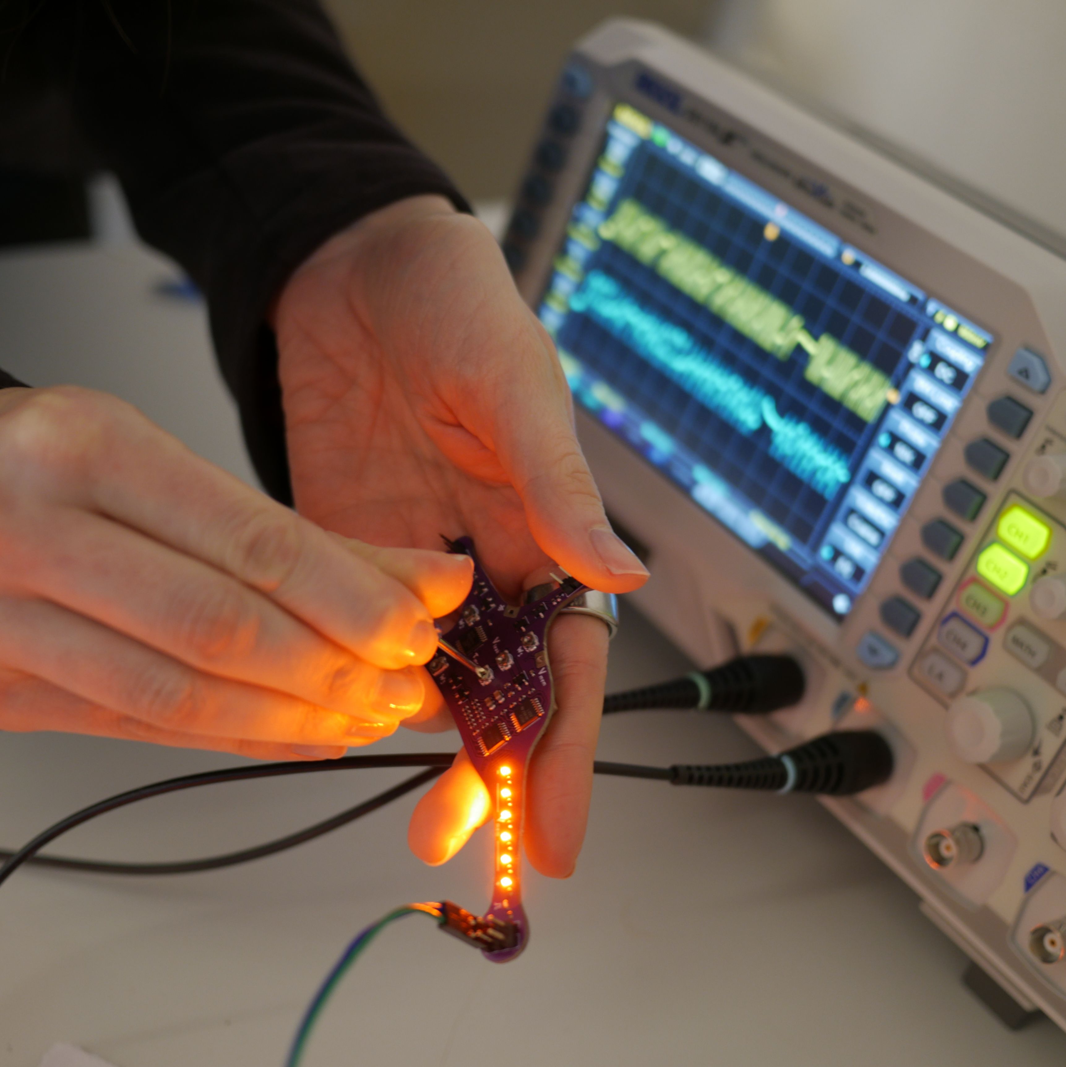 “Lu.i”, an electronic implementation of a neuron model